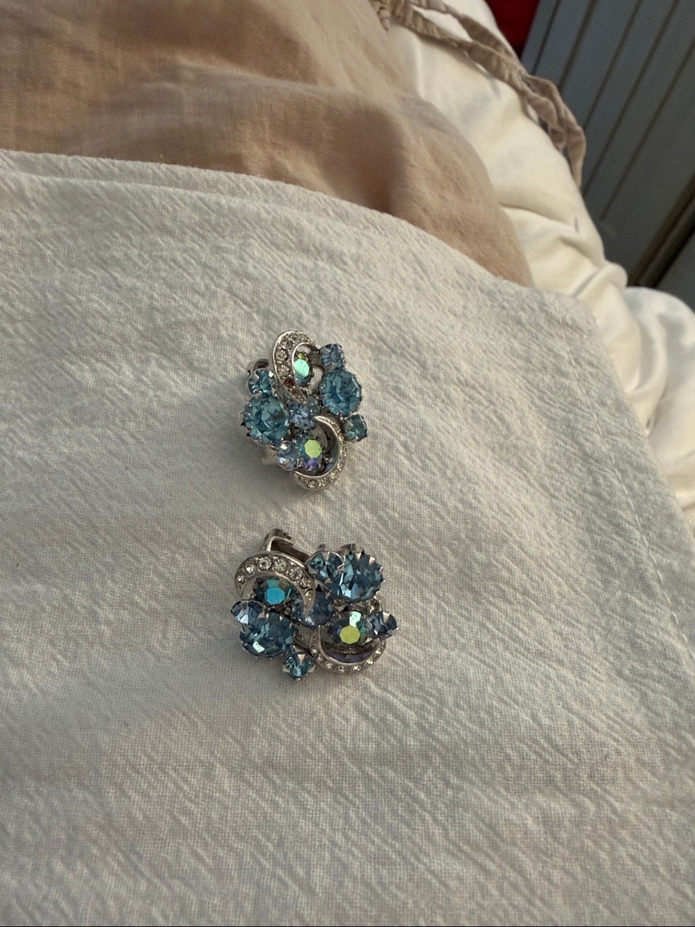RARE KRAMER New York Ice Blue & Aurora Borealis 50’s Vintage Clip Earrings - Picture 3 of 6